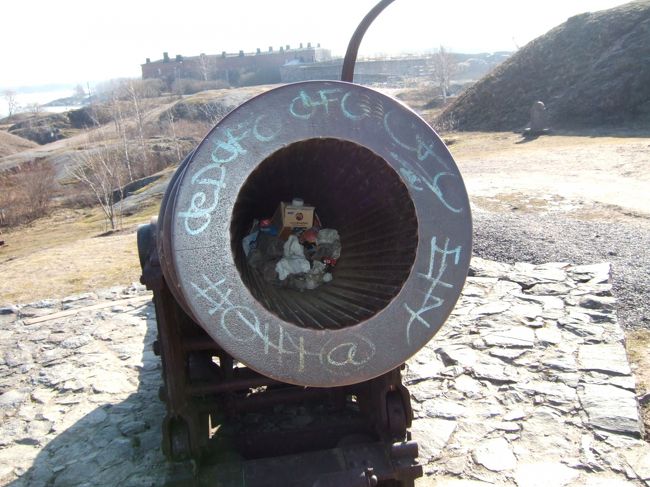 　誰ですか。世界遺産に落書きをしているのは、<br />　そして、中にはゴミがいっぱい。<br />　大砲をゴミ箱として使う。これぞ平和利用かも。