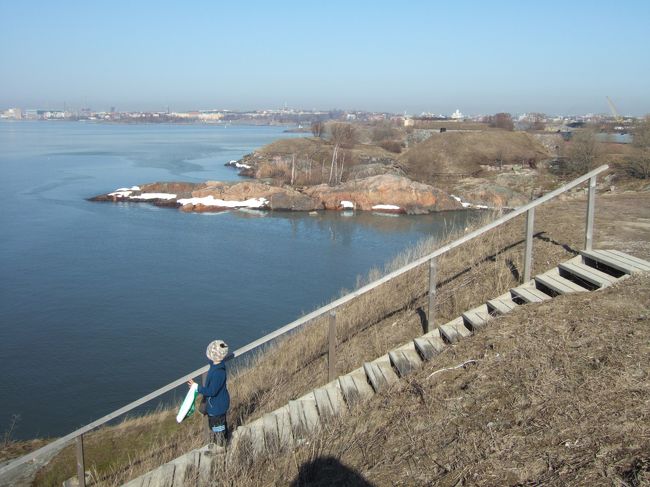 　そこに階段があると降りる、坂があると上る、それが子供の習性！？<br />　母をほっておいてどんどん突き進むのでした。