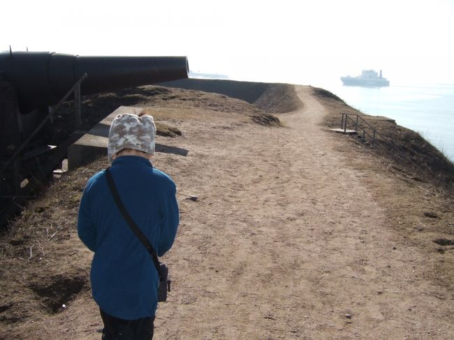 　さらに南に向かって進む。<br />　と、海の向こうから大きな船影。<br />　ゆうれい船？<br />　出てきてもおかしくなさそうな、ここの風景。