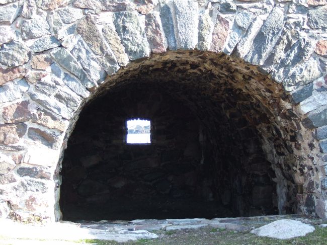 　日本のお城と同様、この要塞も、壁のあちこちに鉄砲穴があいています。<br />　