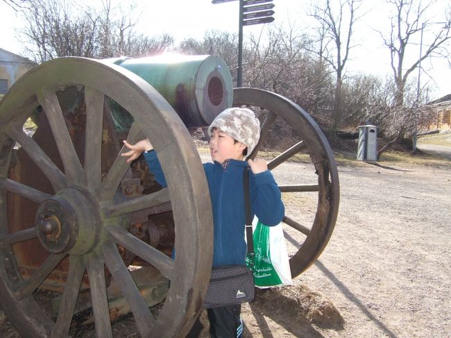 　島を一周したらけっこうへとへと。<br />　「もう歩けん」というＳ君を励ましつつ船着場へ向かう。<br />　帰りにも大砲発見。<br />　これはまるで大八車。移動式なのね。