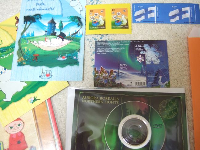 　ムーミンの絵葉書やらイースターの切手、フィンランド国旗の切手、北極圏の切手シート、オーロラのミニＤＶＤなど購入。半分はおみやげ。かさばらないからちょうどいいのです。<br />　<br />　さて、親子でのフィンランド旅行も終わり。あとはリムジンで飛行場へ行き、出発までの間、コーヒー飲んだり（Ｓ君はサイダー）、売店をみたり（本屋でフィンランド語のポケモンの雑誌を買った＝５ユーロ）してすごし、また９時間かけて日本へ。<br />　<br />　行きとほとんど同じ２シートの席。<br />　Ｓ君はどうしても映画の映像を見てしまって眠れなさそうなので、帰りは帽子を目深くかぶらせて見えないようにしてやるとさすがに寝ました。<br />　