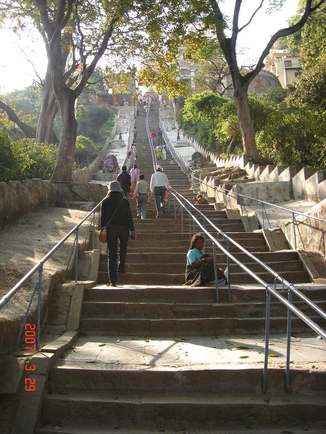 スワヤンブナートへ向かう長い階段