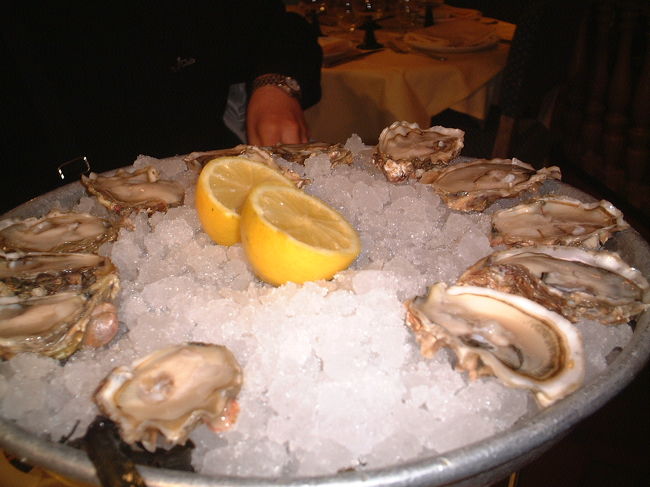 フランスの”牡蠣”は日本の物とは違い、形は丸く味も濃厚で　とても美味でした。　ｉｎ　Ｐａｒｉｓ<br />　<br />　　　　　　　
