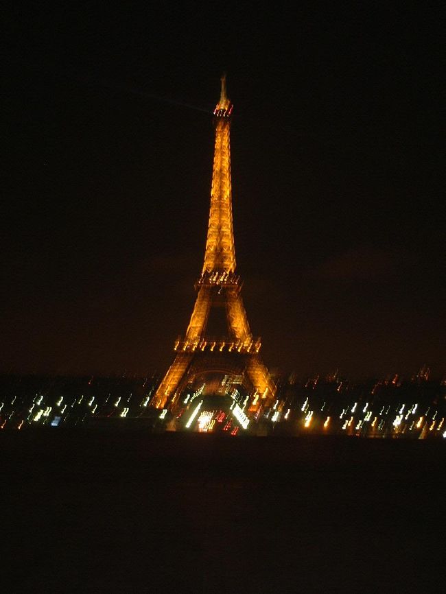 ライトアップされた”エッフェル塔”