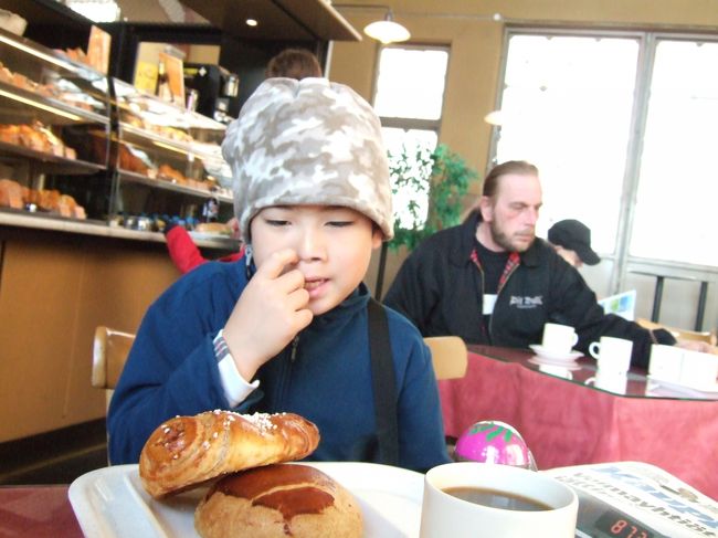 　マーケットのちょうど真ん中に広いところがあってカフェになってます。Ｓ君、朝ごはんが足りないというので、ここで一休み。<br />　おいしそうなパン二つ。セルフサービスでとって会計します。私はコーヒーを一杯注文。<br />　このパン、少し味見させてもらいましたがおいしかった！！