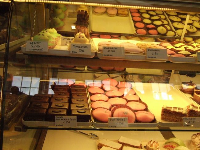 　ケーキを売っているお店のショーウンドー。<br />　かわいいものもあります。<br />　結局Ｓ君はモンスタボールを購入。私もロバートコーヒーのお店で缶入りコーヒー二本買いました。