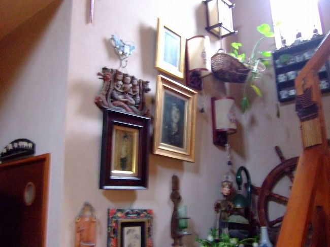 熊本の自宅の家、階段のスペースは私が好きな絵画の小さなギャラリーでもあります。