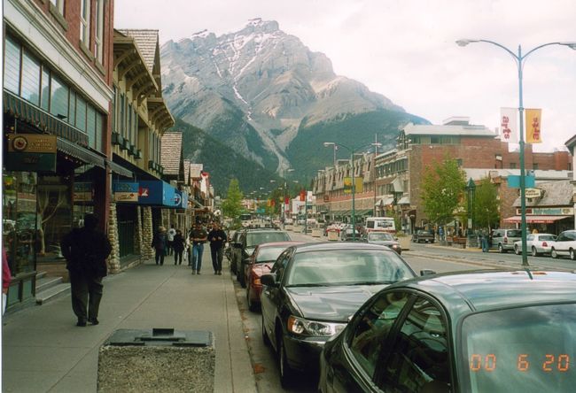 ②バンフの街なみ。　<br /><br />このツアーは見所たくさん。なかでも「ペイト・レイク」と<br /><br />「レイク・ルイーズ」はスッゴク綺麗でした。