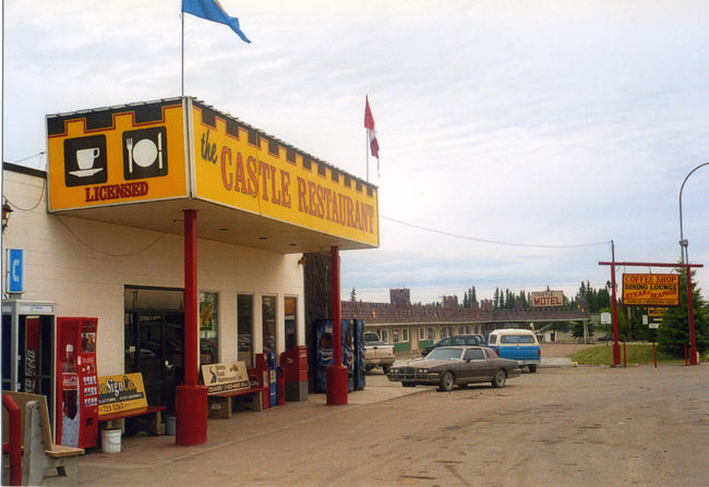 ②カナディアンロッキーへ<br /><br />バンクーバーからジャスパーまで長距離バス<br /><br />ジャスパーに到着した時、隣に座っててよく喋る香港のおばさんに「ここは、ジャスパーですか？」と聞いたら「ネクストネクスト」て言うからそのまま２時間ほどバスに乗ってました。<br /><br />休憩とドライバーチェンジでこのレストランに到着したので、ドライバーに「ジャスパーまでどれくらい？」て聞いたら「パストパスト」て言われ通り過ぎた事に気づきました。ここはジャスパーとエドモントの中間地点みたいです。ドライバーの計らいで、１時間程待ってジャスパー行きのバスに無料で乗せてもらいました。