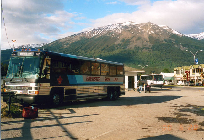 ②カナディアンロッキーの観光バス<br /><br />ジャスパーに一泊して翌日カナディアンロッキーツアーに参加。観光バスのドライバーがバスガイドを兼ねてる<br /><br />「ワンマンカー」バンフに到着後、観光客（３０人）からチップを１０ドルづつくらい貰うんです。バスには３０人ほど乗ってた給料以外に臨時収入で、そんなに貰って羨ましいかぎりです。