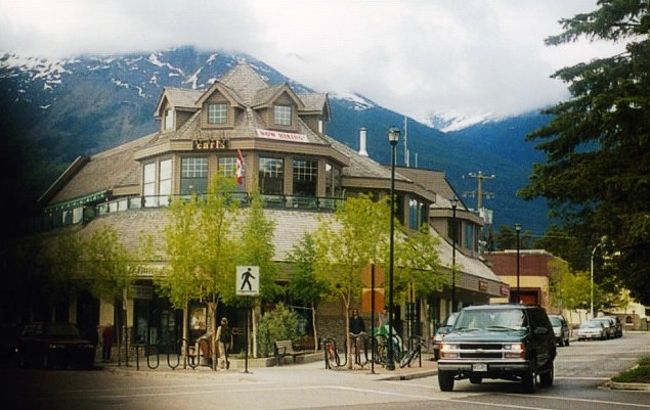 ②ジャスパーに到着したらまず観光案内所へ<br /><br />スタッフ皆さんとても明るく親切でした。ここで、宿泊するＢ＆Ｂを探しました。<br />無料電話で宿泊先を探せます。