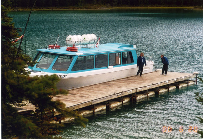 ②ジャスパーから小ツアー<br /><br />有名なマリーン・レイクへ行きました。すべて英語なので、説明はあんまし分からなかったです。<br /><br />時期的には少し早かったかなぁー。カナダは夏から秋にかけてがベストでしょうね。寒かったぁ～