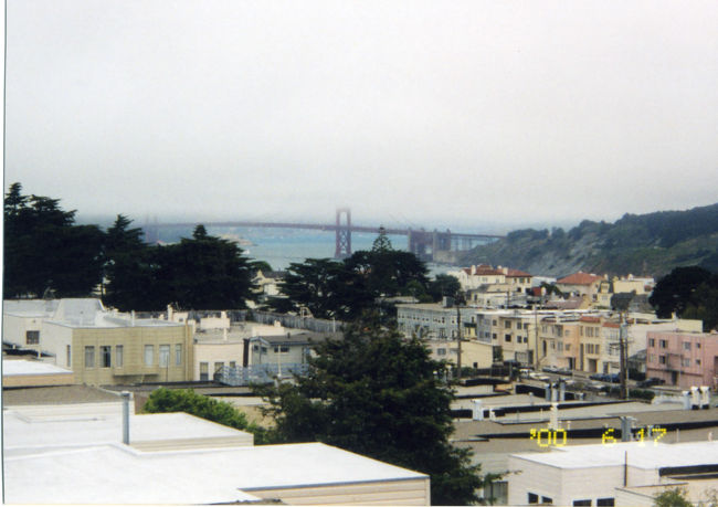 ③現地で知り合った日本の大学の先生の<br />　マンションからの写真です。<br /><br />この先生とは昼間知り合って鮨をゴチになりました。「夜、遊びにいらっしゃい」とか言われて「高層マンションだからスグに分かるわよ」って・・・タクシーで近くまで行ったら同じような高さのマンションがズラリ。「これじゃー分かんねぇー」と思い公衆電話を探したけど見つからない。「どうしよー」と思ってたら、ベランダから元気に手を振ってるおばちゃん発見！<br /><br />先生が出版した本にサイン付で貰いました。