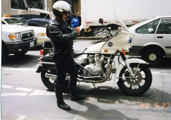 ③ＳＦの街を歩いていると突然ピューとサイレン音<br /><br />　乗用車が捕まって違反切符切られてました。<br /><br />　違反車がいなくなったの確認してこの隊員に話し<br /><br />　掛け写真をゲット