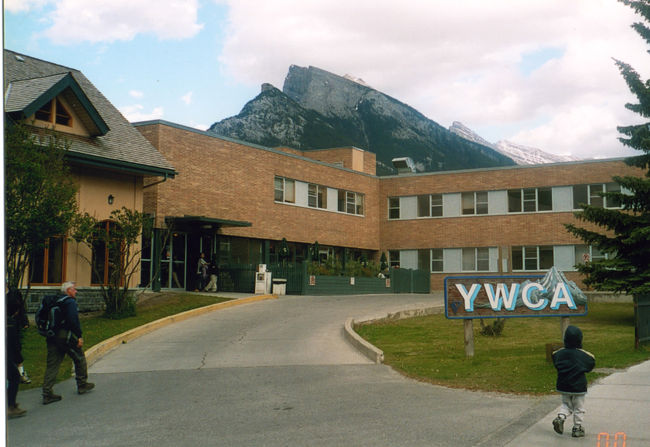 ②バンフで２泊した「ＹＷＣＡ」<br /><br />「ＹＷ」と有ると女性しか泊まれないんですが、ここバンフは関係無いみたい。１つの部屋に６人だったかなぁー？自分の指定されたベッドには他の国の人が(^_^;)<br /><br />「ここは俺のベッドだよ」って言っても移動する気配無し。それどころか「空いてるベッドに寝ろよ」