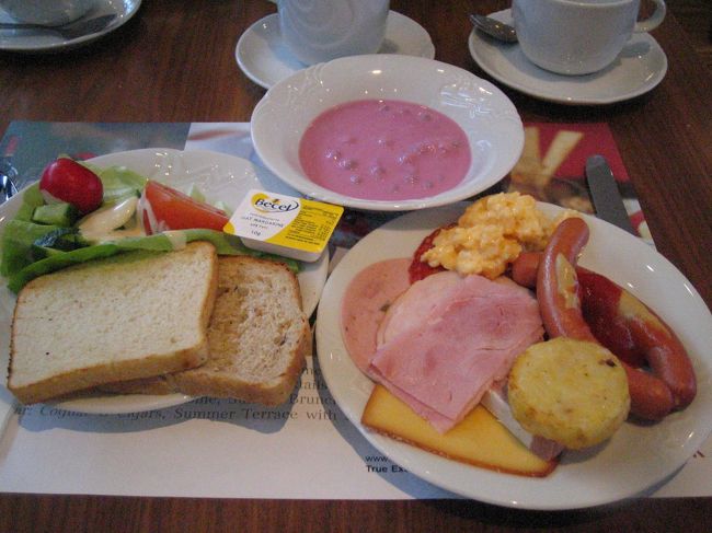 モーベンピックホテルの朝食です。<br />このホテルには２泊しますが、２泊目の朝は出発が早いのでお弁当になるようです。<br /><br />昨日スーパーで見たとおり、この国はハム、ソーセージ、チーズの種類が豊富。そしてヨーグルトも。<br />美味しい朝食をブッフェとなると、つい食べ過ぎてしまいます。<br />