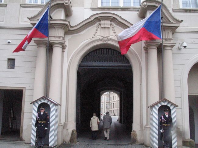 プラハ城は東西に長く、入り口はフラチャニ広場に面した西の正門、マラーストラナ側の東門、城庭園側の北門があります。<br /><br />それぞれに２人ずつ衛兵が番をしています。<br />衛兵の交代は華々しく行われるそうですが、残念ながら私達はみることができませんでした。<br /><br />衛兵さんの後ろの小さな小屋（？）は雨や雪が降ったときに入るそうです。<br /><br />衛兵さんはなぜか？皆、イケメンです！