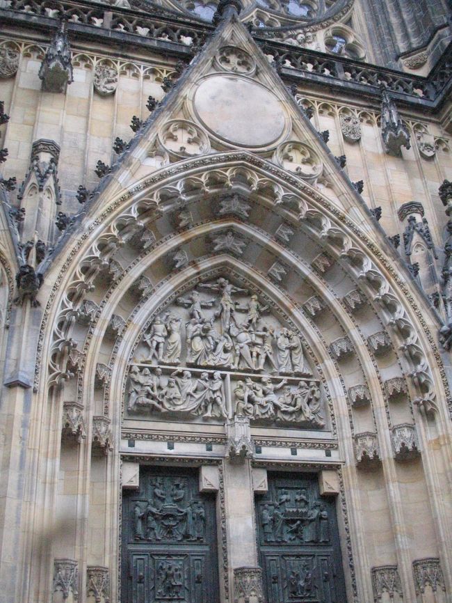 第二中庭から第三中庭へ抜けると聖ヴィート大聖堂が現われます。<br />プラハ城最大の見所です。