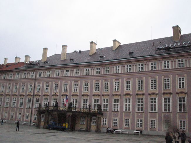 第３中庭の南側に建つ大きな館は現在は大統領公邸です。<br />18世紀マリアテレジア時代に３つの建物を繋げてロココ様式に改造した宮殿です。