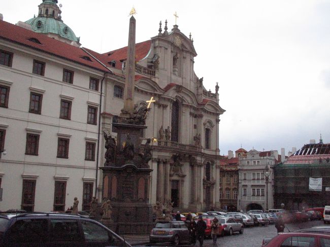 マラー・ストラナ広場。<br /><br />マラー・ストラナ地区の中心広場で、聖ミクラーシュ教会が中央に建てられています。