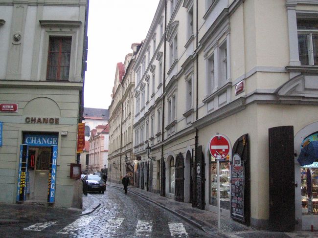 マラー･ストラナ地区を通り、カレル橋へ向かいます。