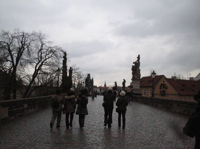 モルダウ川に架かる最古の橋です。長さは約500ｍ。<br /><br />旧市街とマラー・ストラナを結ぶ、プラハ観光の中心。