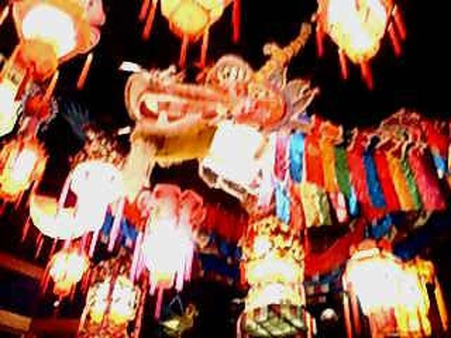 まる天井から降ってくるような、ランタンの数々。