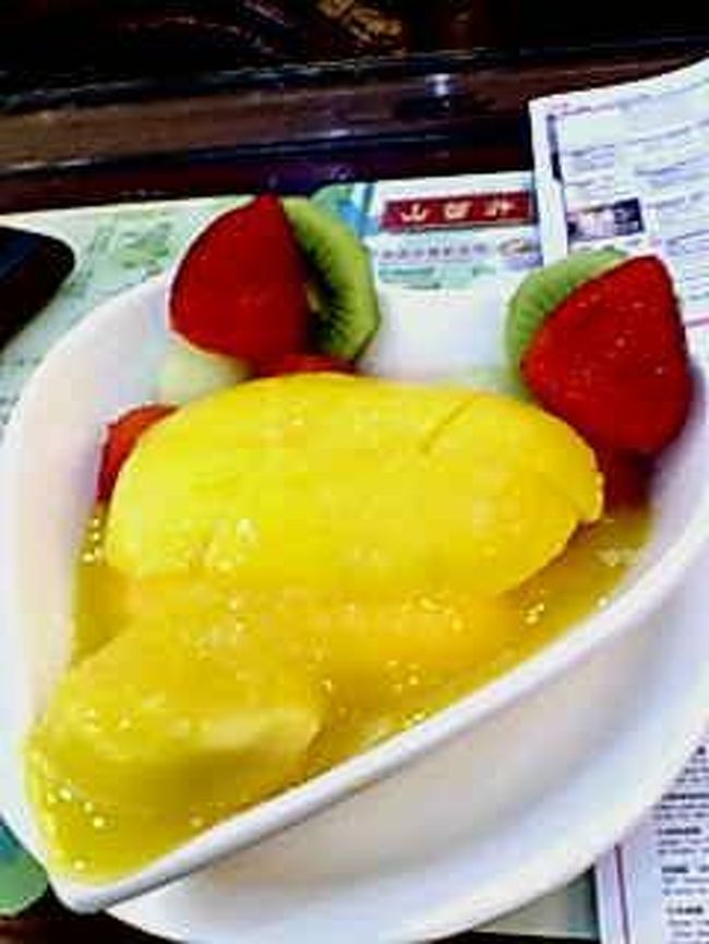 香港にきたらスイーツ！！！<br />夢にまで見た、念願の香港スイーツ（多分10年ぐらい）<br /><br />まずはどこにでもあるチェーン店「許留山」で<br />マンゴー果実がマンゴープリンの上にドカーンと<br />乗ったマンゴーデラックスと名づけたくなる、<br />デザート。特に感動することもなく、ただただ<br />まんごー・・・