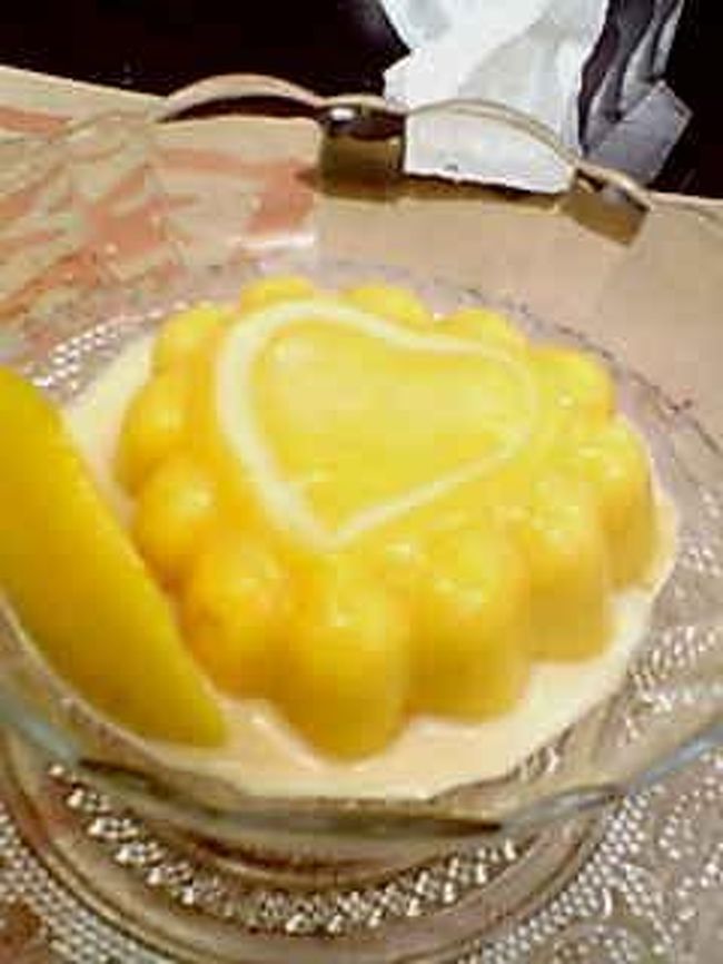 はいはい。<br />これも定番「糖朝」のマンゴープリンです。<br />日本は６００円ぐらいするけど、<br />現地価格３００円ぐらいでした！<br /><br />安いから、ワンコ食いしたった。ガハハ！<br />店内は観光客や地元客で大混雑。<br />香港ＯＬと相席になりましたが、彼女たち<br />すげー美味しそうなセレクトなのね。<br /><br />私は孤独な旅人なので、海老ワンタンと<br />肉のお粥を選択。粥が旨い・・・<br />この日から、香港の粥の旨さに目覚めたのであった。<br />まさに粥に開眼。<br /><br />この店、安いけどただしサービス料１０％ぐらい<br />とられたきがする。だけどサービス悪いのは混雑してるし仕方ないと割り切るべし。<br />もう行かないです。