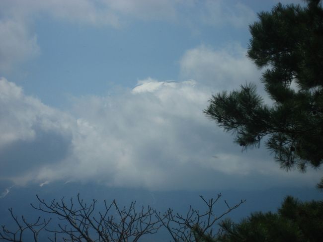 　天気は晴れ・・・<br />と言っても雲があるため、車内から見えた富士山はこーんな感じ。。