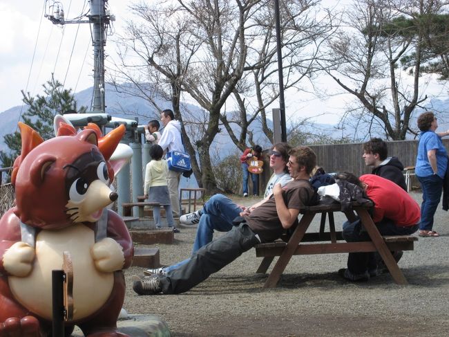 【天上山公園カチカチ山ロープウェイ?】<br /><br />　やっぱ富士山って日本の代表的な観光地なんだよね。しばらく、おいらも彼らのようになってました。だって・・・