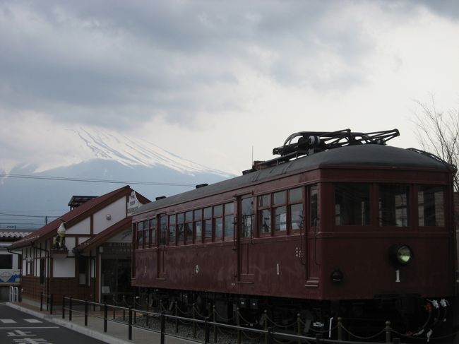 河口湖駅前にあった、昔の電車と富士山