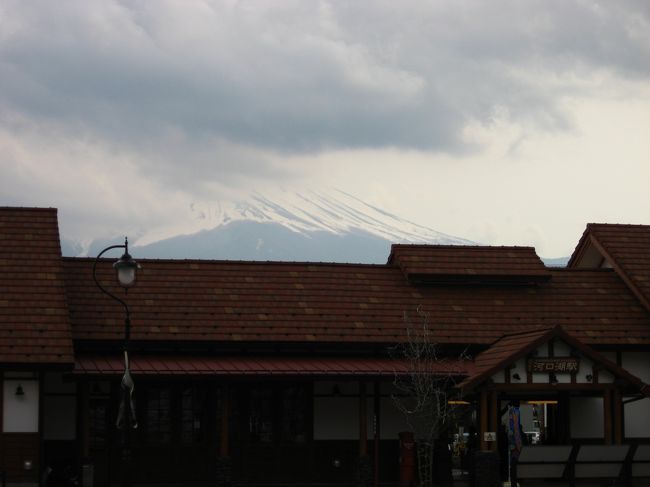 河口湖駅舎と富士山