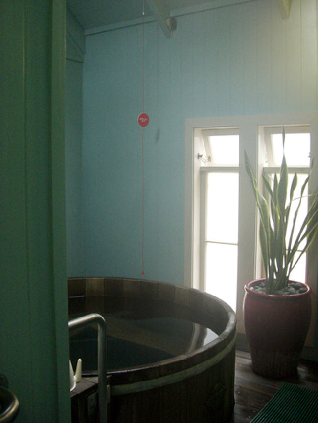 マタマタのホビット庄ロケ地巡りの後、オークランドへ帰る前に『Te Aroha』の温泉に連れて行ってもらいました。<br /><br />?MOKENA SPA BATHS?<br /><br />温泉に行くとは聞いていなかったので、水着なんて持っていない！<br />………ということで、『個室』を用意してくれました。<br /><br />NZは温泉も有名だとは聞いていましたが、今回の旅行で入ることができるとは思っていなかったので嬉しかったですｖ<br /><br />レバーを捻るとジャグジーになって、極楽極楽♪