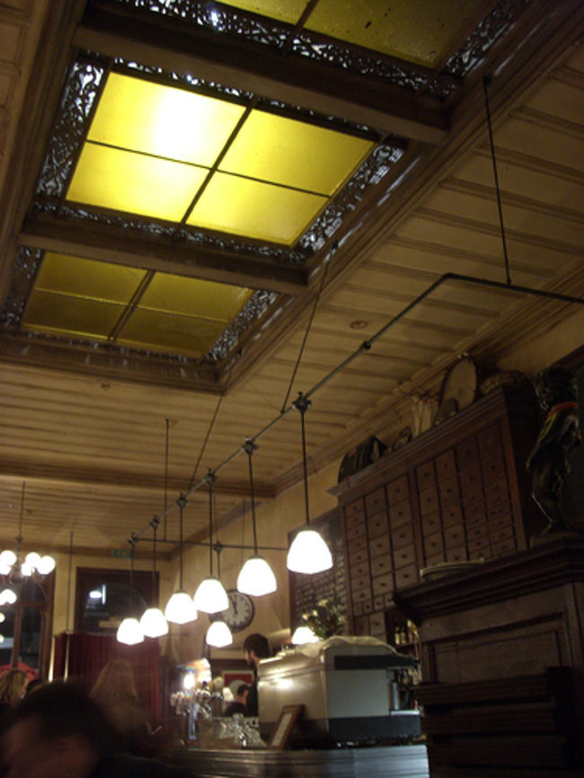 夕食は、今日のマタマタツアーのガイドさんに教えてもらったおススメのお店。<br /><br />『The Occidental Belgian Beer Cafe』<br /><br />「オキシデンタル・カフェ」で通じます。<br /><br />とにかく「ムール貝を食べるならここ！」と教えてもらって行きました。