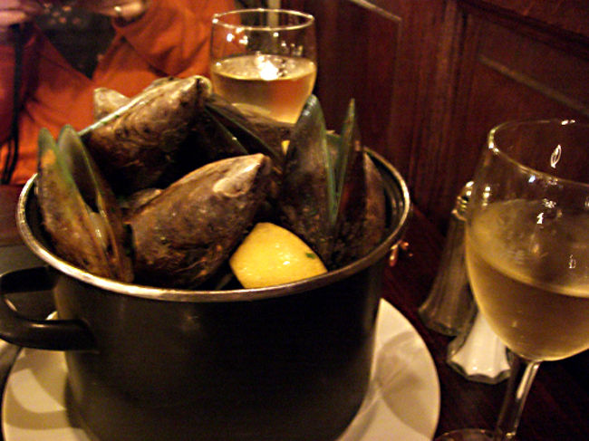 これがガイドさんおススメの『Black Pot』<br /><br />メニューを見て、どれがそのおススメなのかわからず<br />ウェイターくんをつかまえて<br />「あそこの机のブラックポットって何？」<br />と聞きました。<br />（人気メニューなのでたいていの机に1個ある。）<br /><br />素敵メガネ男子なウェイターくんが<br /><br />「Are you Japanese?」<br /><br />と聞いてきたので<br /><br />「Yes」<br /><br />と答えると<br /><br />「OK、あれはね、このメニューだよ。」<br /><br />って、日本語話せるんかい！<br />ということで、日本語スタッフが居る模様。<br /><br />ガーリックとオニオンで蒸したものをオーダーしました。