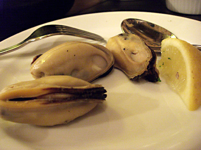 ぷりっぷりのムール貝ｖ<br />美味し〜〜〜い！<br /><br />おススメされたお店だけあって、美味しかったです。