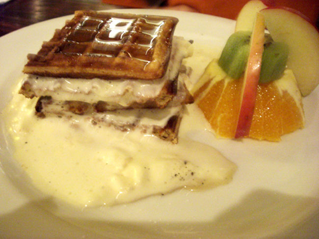 もう1つデザート・ベルギーワッフルｖ<br /><br />ココのお店は人気店なので、早めに行くか予約をおススメします。<br />すぐに人でいっぱいになってしまいます。