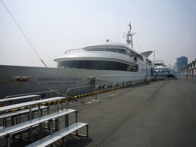 今回乗船するシンフォニー号。<br />夜の屋形船は乗ったことあるけど、ランチクルーズは初めて！船も大きくて、内装もちょー豪華♪ワクワクでした♪