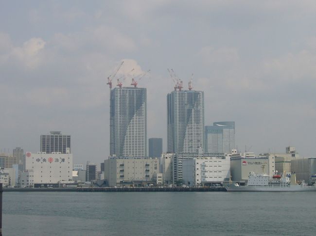 出港前ですが、デッキに出てみました。<br />残念ながらややうす曇なものの、お天気も良く、風が気持ちよかった〜。<br />