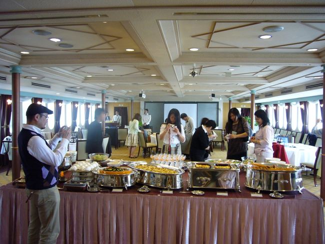 デッキで記念撮影した後、戻ってみると食事の準備ができてました♪<br />やっぱりみなさん、食べる前に撮影しますよねぇ〜。私もー！