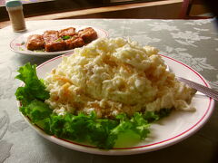 ＜天厨菜館＞
北京料理のお店です。
ここに行くのにだいぶ迷いました。
行くのにこういう経過が・・・・・
***********
九分の帰り台北駅近くの三越からタクシーに乗り、ガイドブックを見せる。
だが、運転手さん知らないのかとりあえずそこらへんまで行ってくれ、親切にも店前に停めようと歩いている人にお店への道を聞いてくれる。
だが迷いに迷ったあげく、悪いと思いそこら辺で降ろしてもらうことに。
そこからが大変でした。
地図に載っている辺りをウロウロするがそれらしき店がない（道には自信があったが・・・）。
しかたなく同行者が途中で通りかかった学生風のお姉さんに道を聞いてくれた。あいにく向こうも英語が片言だったとみえるが、とりあえずその方向に行く。
・・・姉、地図とは全然違う方向に向かって歩く。
やはりいくら歩いてもなし。
もうお昼のラストオーダーに間に合わない!!
私のお腹は危険と判断!同行者に反対方向だよ！と行って探しに探したあげく見つけた!
固まったビルの中の一角にあった（といっても中に入らないとお店の名前がなかった）。
***********
そんなこんなで辿り着いたが、ラストオーダーの時間だった。
席には案内してくれたが、すぐにメニューを聞かれる。
当然"北京ダック"。すぐに店員は厨房へ。
・・少し待たされる。
やはりラストオーダー過ぎたからだめかな〜・・
なんてしゃべっていたところ店員さんが戻ってきて大丈夫とのこと。
このお店で他に何を頼むか知らなかったので同行者に任せる。
それで北京ダックの前の二品がこちら。

手前がふわふわの卵白と貝柱、後ろが揚げた豆腐とつぶつぶのソースがけ。
両方とも日本では味わったことのない味でした。
ふわふわの卵白は貝柱の旨みがしみ込んでやさしい味でした。
豆腐はそのつぶつぶソースの味が香辛料とマッチしていました。

さて次は北京ダックです。