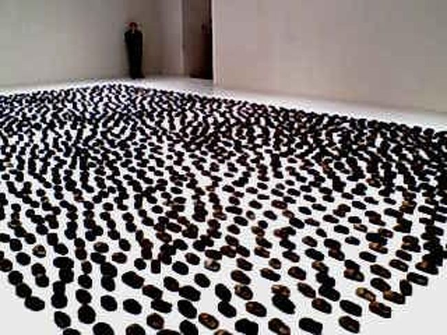 こちらは別の部屋です。<br /><br />一番奥の人影は、美術館の人。<br />そう、それぐらい広いんです。<br /><br />靴を脱いで、歩きながら観ます。<br /><br />ひとつひとつが、子供の髪の毛で出来た靴。<br />色も髪質も違うから、どの靴も世界でひとつです。<br /><br />作者の作品の主旨、何か忘れましたが<br />一番刺激を受けました。