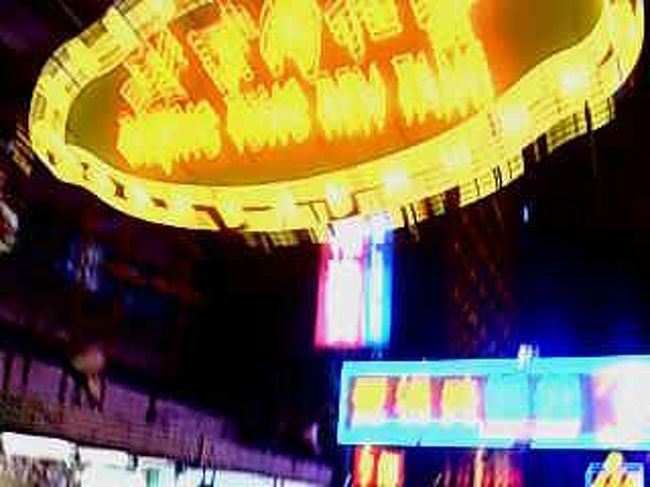 みんなで撮影タイム！<br /><br />頭上に落ちてきたら死ぬほど重そうで<br />きらびやかで怪しいネオンの看板を背に、<br />せっせと香港記念とばかりに写真とりまくる。<br /><br />仲良くなった後ろのカップルを撮影してあげる。<br />私も撮ってあげましょうか？といわれたが即拒絶。<br />さみしすぎるぜ。。