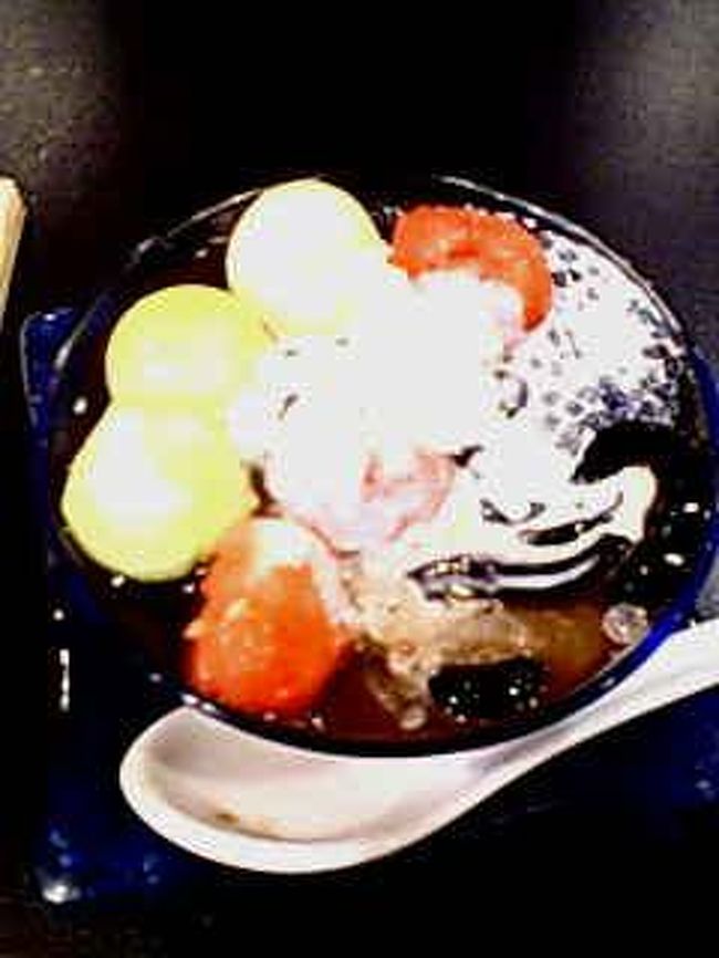 あまりのうまさに、早食いしてしまったため<br />むなしく隣の学生カップル軍団を見ると、<br />なにやら黒いパスタを食べている・・<br /><br />なにあれ・・・<br />店員さんを呼び、「あれと一緒のちょうだい」と<br />ジェスチャー（＠＿＠）<br /><br />キター！うまそー！！<br />果物はうまい。かかっている白いのは<br />コーヒーミルクのような合成ミルクの味。<br />