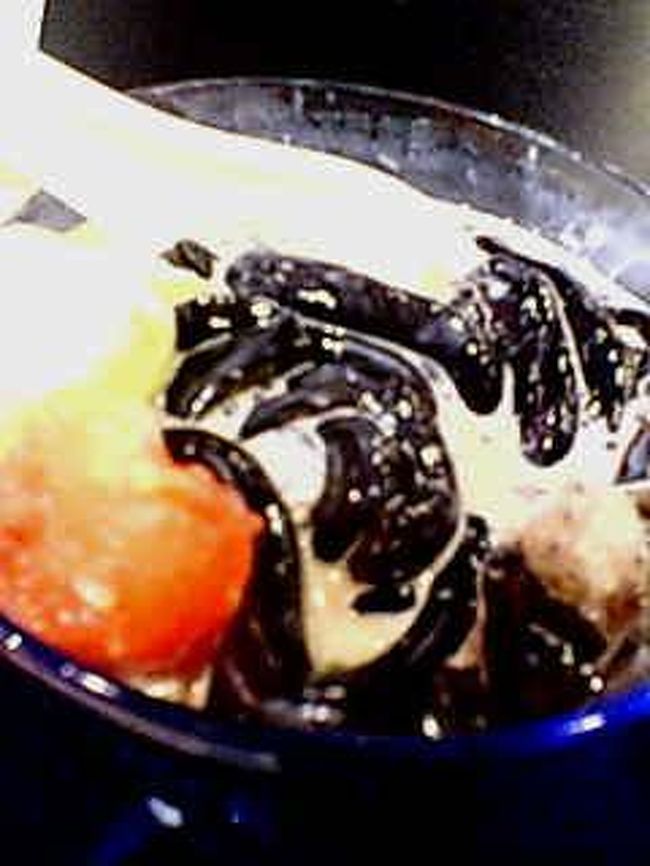 で、この黒パスタ。<br /><br />あとから知ったが、漢方のゼリーらしい。<br /><br />味は特に苦くもなく、コーヒーミルクに<br />合う感じだ。<br /><br />ただとても太くて、ツルンツルンしているため、<br />レンゲでは食べ辛い。<br /><br />鰻の如く、レンゲから脱出しまくるゼリーを<br />口へ運ぶのは難しい。最後は容器ごとすすって完食。<br /><br />このあとマンゴーケーキも２つ食べた。<br />