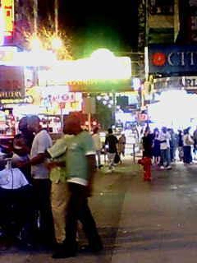 一時間後、集合場所へ戻るとみなバスにいた。<br />さすが日本人・・・怖くて１０分前にきたのに<br />みないるとは！！<br /><br />バスに乗ってから、各宿泊先のホテルまで<br />送迎してくれる。高級ホテル名が飛び交う中、<br />“チョンキン前まで”と、いえるはずもなく<br />一番近い「シェラトン」と言い、目の前で私だけが降りた。<br /><br />贅沢な女一人旅だと思われただろう。<br />シェラトンを通り過ぎ、重慶大厦前で撮影。<br />怪しげな黒人さんがいるよー<br />実はみんなアフリカンでええ人だよー