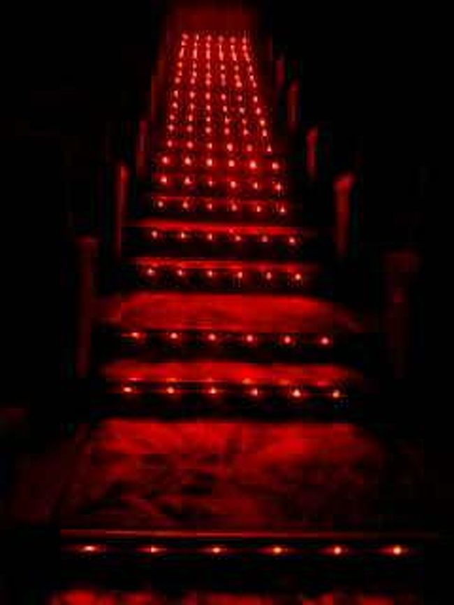 映画館はユニバーサルだったかな？<br />最近できたシネコン。凄く綺麗で快適です。<br /><br />学生やカップルが多い。<br />でも館内は赤い絨毯など、アジアチック。<br /><br />上映中、普通に携帯が鳴って話している。<br />でも全然気にならない。<br /><br />私は一番後ろの席で、<br />開いた座席４つぐらいつかって寝ながら観た。<br /><br />映画館で、カウチ観、初めて。<br />最高！