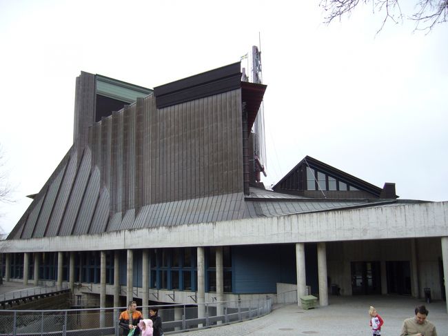 ヴァーサ号博物館外観。船の形をしています。<br />ヴァーサ号はスウェーデン国王グスタフ・アドルフ二世の命で建造されたが、１６２８年に処女航海への出航しようとして港ですぐ沈没してしまったそうです。それを１９６１年に引き上げで現在博物館にしています。